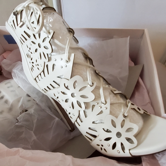 Women's Shoes - Picture 2 of 7